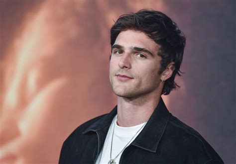 how tall.is jacob elordi|Jacob Elordi’s Reported Height Is 6’4” How Tall Is He。